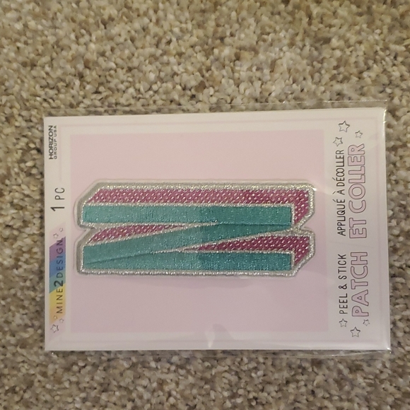 ASSORTED PEEL N STICK & IRON-ON PATCHES - Picture 6 of 10